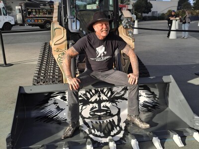 Specijalni Case utovarivač inspiriran frontmenom Metallice