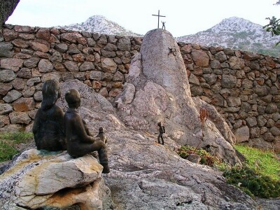 Zanimljiv spomenik u Lovincu - rijedak motiv diljem Lijepe naše
