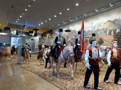 Stalni postav alkarske povorke u Muzeju Sinjske alke (detalj) Stalni postav alkarske povorke u Muzeju Sinjske alke (detalj)