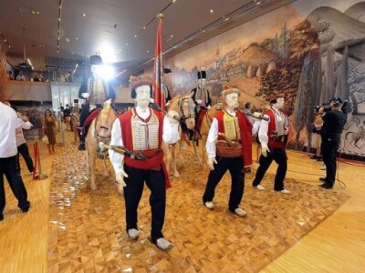 Postav alakara i alkarskih momaka u dvorani Muzeja Sinjske alke Postav alakara i alkarskih momaka u dvorani Muzeja Sinjske alke