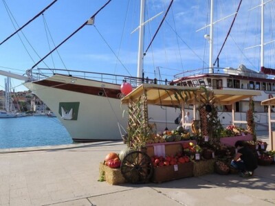 Štand s eko-proizvodima OPG Plazibat iz Mućkog polja, prvi takav na Splitskoj rivi