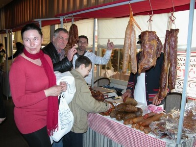 Štand Stjepana Milića privlači pozornost posjetitelja 11. NS pršuta u Sinju