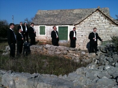 Stara dalmatinska kamena kuća pokrivena i kamenim pločama