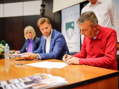 Stari Grad će dodijeliti 73 plastenika građanima, potpisani ugovori Stari Grad će dodijeliti 73 plastenika građanima, potpisani ugovori