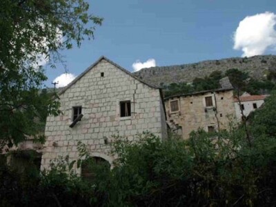 Staro selo Jesenice - urušene kamene kuće