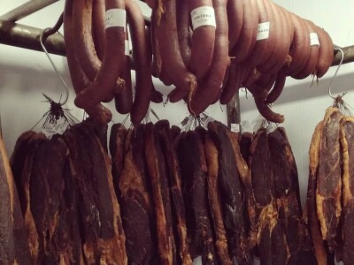 Edin Babić je peta generacija koja proizvodi i prodaje suho meso - i ovčju stelju