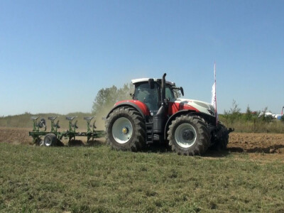 Traktor Steyr Terrus 300 i plug Cayron 200 - 5 vario W35 Traktor Steyr Terrus 300 i plug Cayron 200 - 5 vario W35