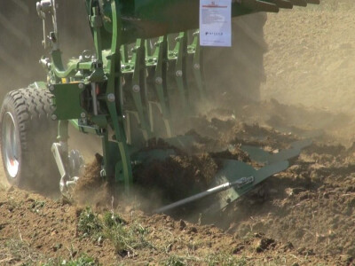 Traktor Steyr Terrus 300 i plug Cayron 200 - 5 vario W35 Traktor Steyr Terrus 300 i plug Cayron 200 - 5 vario W35