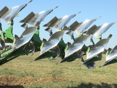 Traktor Steyr Terrus 300 i plug Cayron 200 - 5 vario W35 Traktor Steyr Terrus 300 i plug Cayron 200 - 5 vario W35