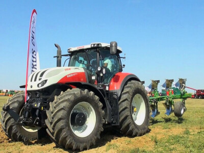 Traktor Steyr Terrus 300 i plug Cayron 200 - 5 vario W35 Traktor Steyr Terrus 300 i plug Cayron 200 - 5 vario W35