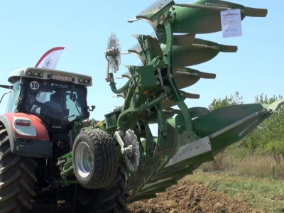 Traktor Steyr Terrus 300 i plug Cayron 200 - 5 vario W35