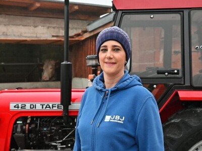 Stigao traktor na gazdinstvo u Gate, uskoro će i junice Stigao traktor na gazdinstvo u Gate, uskoro će i junice