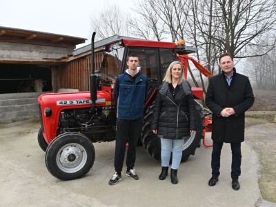 Stigao traktor na gazdinstvo u Gate, uskoro će i junice Stigao traktor na gazdinstvo u Gate, uskoro će i junice