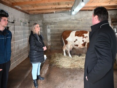 Stigao traktor na gazdinstvo u Gate, uskoro će i junice Stigao traktor na gazdinstvo u Gate, uskoro će i junice
