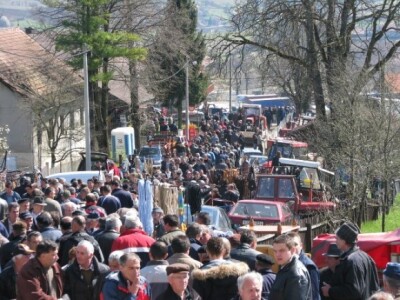 Posjetitelji stočnog sajma u Cetingradu Posjetitelji stočnog sajma u Cetingradu