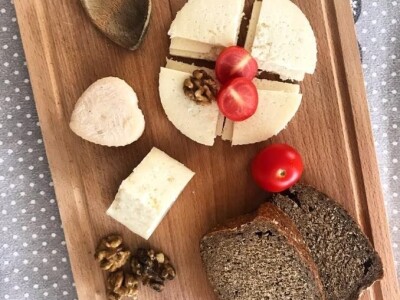 Studentkinja iz Banjaluke pokrenula farmu koza na kojoj proizvodi razne vrste sireva