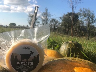 Studentkinja iz Banjaluke pokrenula farmu koza na kojoj proizvodi razne vrste sireva