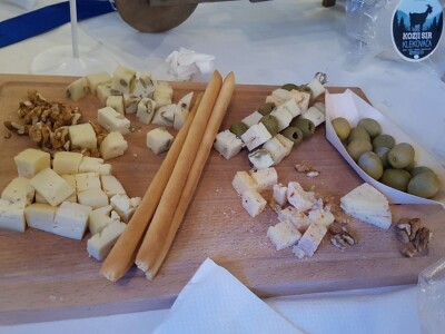 Studentkinja iz Banjaluke pokrenula farmu koza na kojoj proizvodi razne vrste sireva