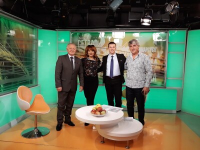 Voditelji poljoprivrednih emisija iza i ispred kamere