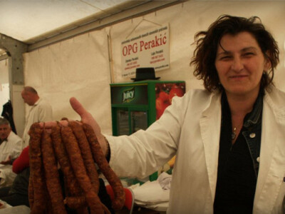 Suhomesnata roba privlači svojim mirisom kao i cvijeće :)