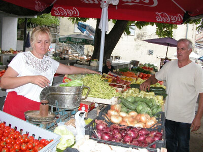 Supružnici Darko i Suzana ovih dana prodaju svoje povrćarske proizvode na sinjskoj tržnici