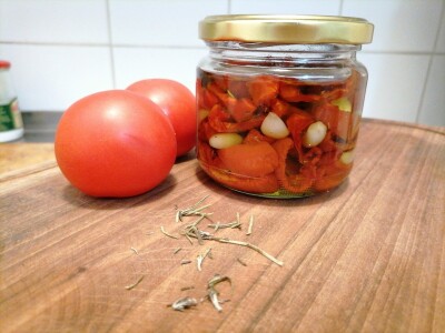 Sušeni paradajz sa belim lukom Sušeni paradajz sa belim lukom