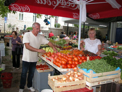 Suzana i Darko kod svog štanda na sinjskoj tržnici - nude svježe i kvalitetne povrćarske proizvode