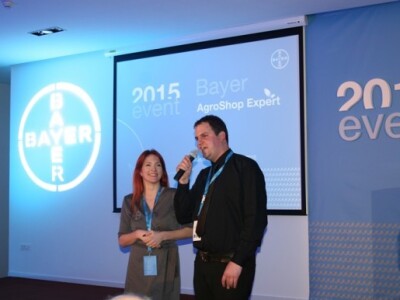 Peter Knaflić sa hostesom