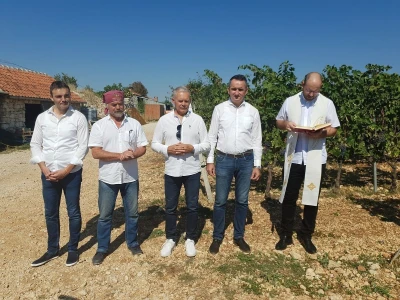 SVEČANOST BERBE U ZADARSKOJ ŽUPANIJI - Vukšićki bećari zapjevali Radoslavu Bobanoviću: "Oj Sokole legenda si živa!"