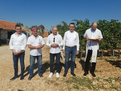 SVEČANOST BERBE U ZADARSKOJ ŽUPANIJI - Vukšićki bećari zapjevali Radoslavu Bobanoviću: "Oj Sokole legenda si živa!"