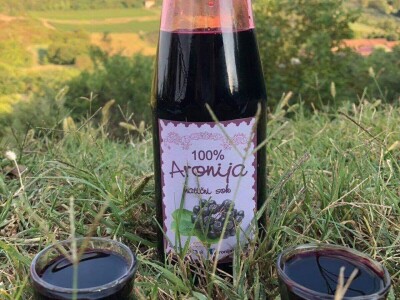 Svetlana i Duško Sedlar šest godina uzgajaju aroniju na Fruškoj gori