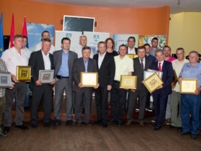 Nagrađeni vinari sa županom Darkom Korenom i gradonačelnikom Željkom Lackovićem Nagrađeni vinari sa županom Darkom Korenom i gradonačelnikom Željkom Lackovićem