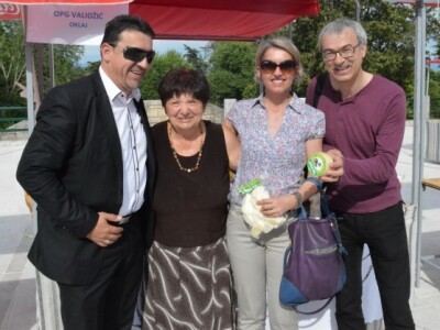 Svi se žele slikati s najboljom sirarkom