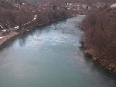 Takmičenje na Drini: Ko će uloviti najveću mladicu, pecati se može i iz kafane Takmičenje na Drini: Ko će uloviti najveću mladicu, pecati se može i iz kafane