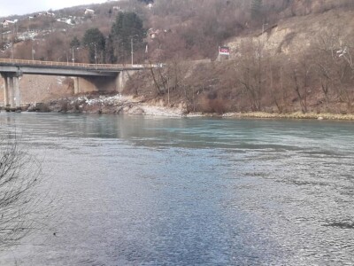 Takmičenje na Drini: Ko će uloviti najveću mladicu, pecati se može i iz kafane Takmičenje na Drini: Ko će uloviti najveću mladicu, pecati se može i iz kafane