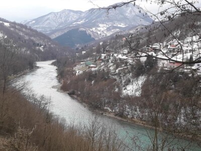 Takmičenje na Drini: Ko će uloviti najveću mladicu, pecati se može i iz kafane Takmičenje na Drini: Ko će uloviti najveću mladicu, pecati se može i iz kafane