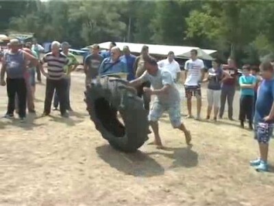 Takmičenje u prevrtanju traktorske gume
