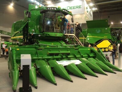 John Deere heder za skidanje kukuruza John Deere heder za skidanje kukuruza