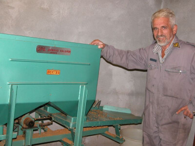 Kaloper uz stroj badema u svom pogonu