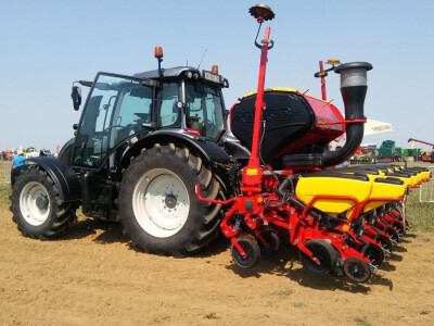 Sijačica Väderstad Tempo TPT 6 i traktor Valtra N 134 Versu Sijačica Väderstad Tempo TPT 6 i traktor Valtra N 134 Versu