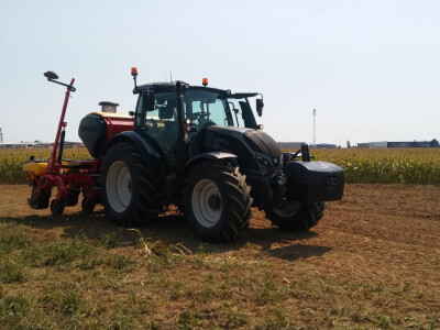 Sijačica Väderstad Tempo TPT 6 i traktor Valtra N 134 Versu Sijačica Väderstad Tempo TPT 6 i traktor Valtra N 134 Versu