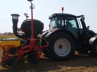 Sijačica Väderstad Tempo TPT 6 i traktor Valtra N 134 Versu Sijačica Väderstad Tempo TPT 6 i traktor Valtra N 134 Versu