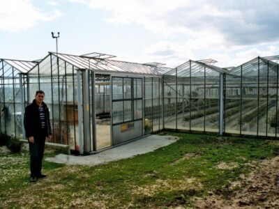 Teo Klapirić ispred svog staklenika gdje se sada proizvodi povrće