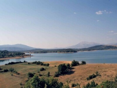 Tereni na zapadnom rubu Peručkog jezera za golf igrališta (kod Vrlike)