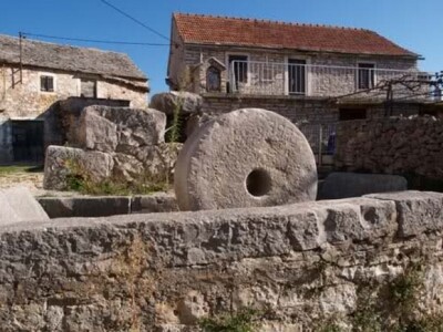 Teški kameni žrvnjevi kojima su dalmatinsko-istarski maslinari stoljećima mljeli masline, dok se nisu pojavile uljare