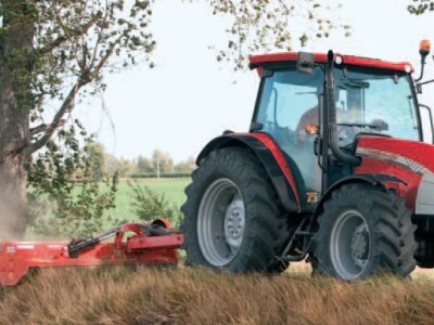 Traktor McCormick T-Max