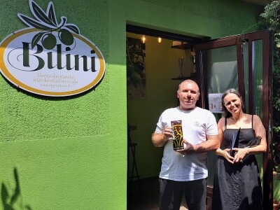 TO MORA DA JE LJUBAV:Supružnici Vedrana i Saša  ručno napunili, oblijepili i prodali 15 tisuća boca maslinovog ulja! TO MORA DA JE LJUBAV:Supružnici Vedrana i Saša  ručno napunili, oblijepili i prodali 15 tisuća boca maslinovog ulja!