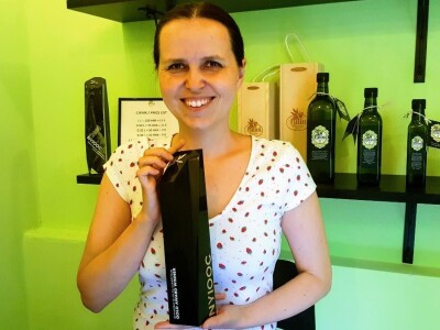 TO MORA DA JE LJUBAV:Supružnici Vedrana i Saša  ručno napunili, oblijepili i prodali 15 tisuća boca maslinovog ulja! TO MORA DA JE LJUBAV:Supružnici Vedrana i Saša  ručno napunili, oblijepili i prodali 15 tisuća boca maslinovog ulja!