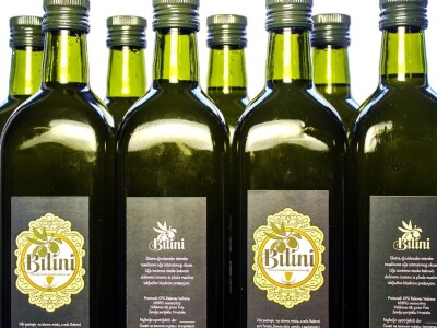 TO MORA DA JE LJUBAV:Supružnici Vedrana i Saša  ručno napunili, oblijepili i prodali 15 tisuća boca maslinovog ulja! TO MORA DA JE LJUBAV:Supružnici Vedrana i Saša  ručno napunili, oblijepili i prodali 15 tisuća boca maslinovog ulja!