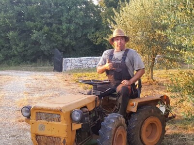 TO MORA DA JE LJUBAV:Supružnici Vedrana i Saša  ručno napunili, oblijepili i prodali 15 tisuća boca maslinovog ulja! TO MORA DA JE LJUBAV:Supružnici Vedrana i Saša  ručno napunili, oblijepili i prodali 15 tisuća boca maslinovog ulja!